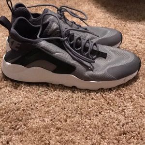 NIKE AIR HUARACHE’S. WOMENS SIZE 9